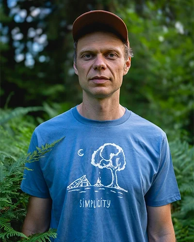 Florian Leitner „Während meiner Ausbildung habe ich drei Jahre lang im Wald gelebt und alle Fertigkeiten die ich in unseren Seminaren weitergebe auf die Probe gestellt. Ich begleite seit über 15 Jahren Menschen bei ihrem persönlichen Weg eine Verbindung mit der Natur aufzubauen.“ Gründer und Leiter von “Erlebensraum Natur”, Survival Trainer, Coach, Musiker und Produzent.